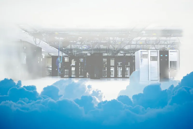Viele Rack-Server auf blauen Wolken.