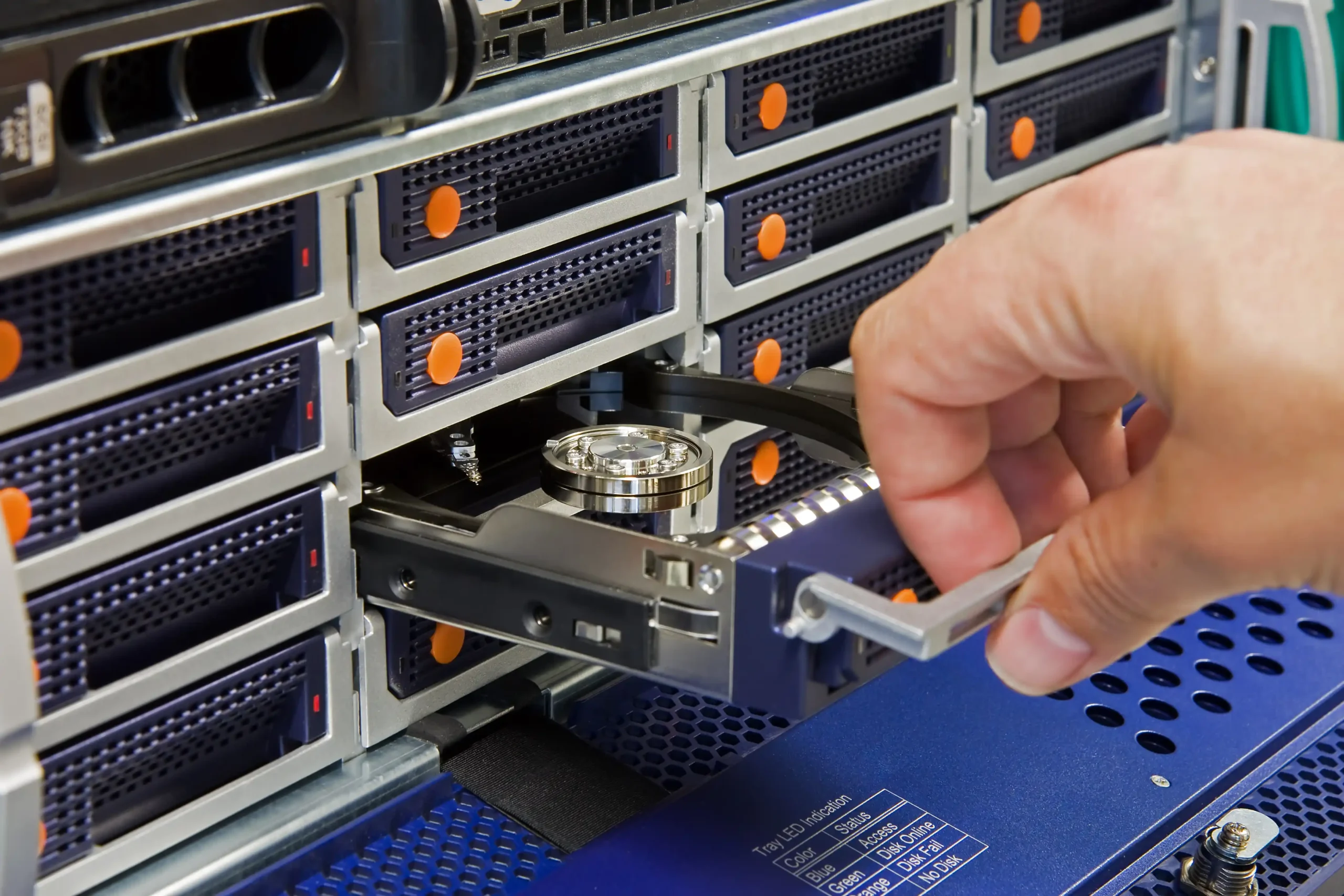 Person zieht Hot-Plug-Festplatte aus einem Server oder Storagesystem.