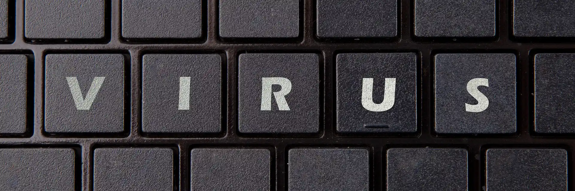 Bild einer Tastatur mit Beschriftung "Virus".